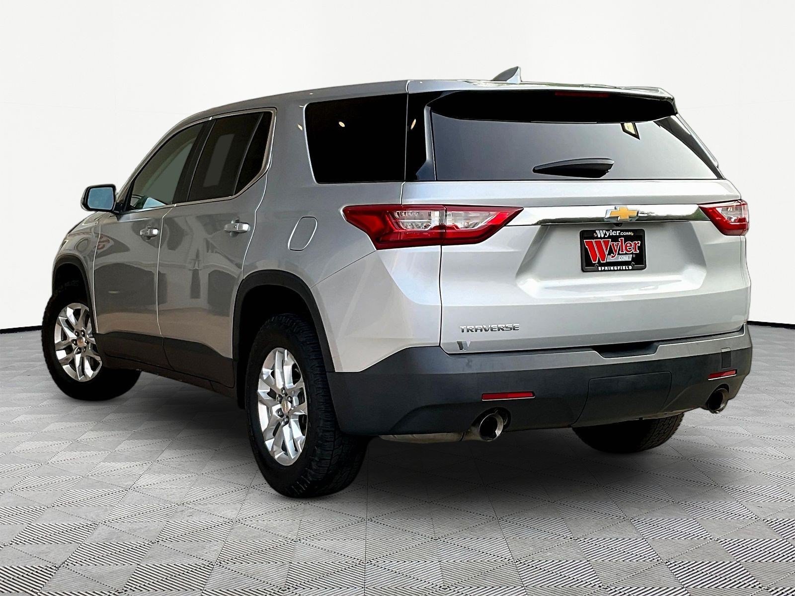 Used 2019 Chevrolet Traverse LS FWD image 4