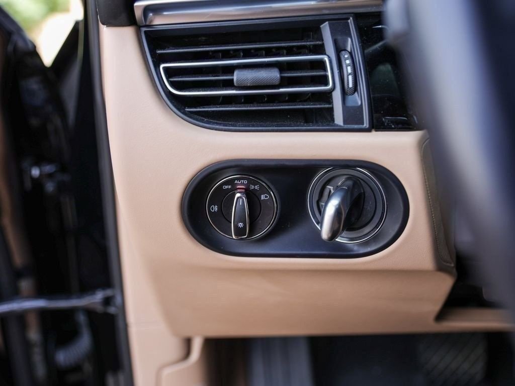 Certified 2023 Porsche Macan AWD/4WD image 22