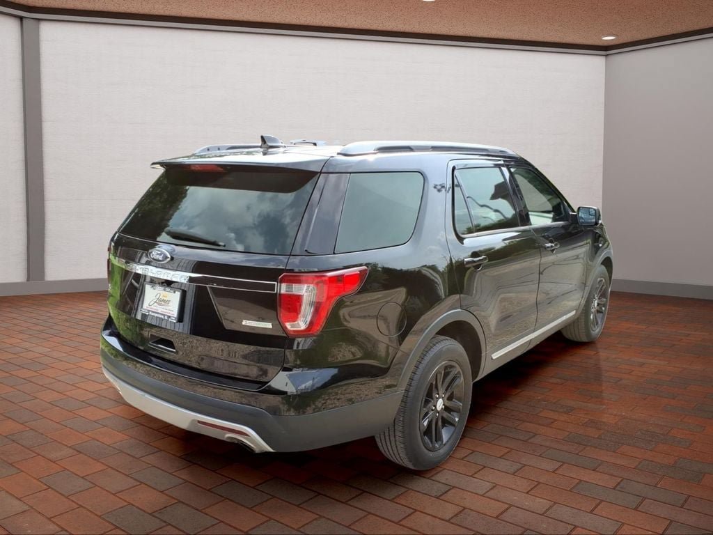 Used 2017 Ford Explorer XLT FWD image 5