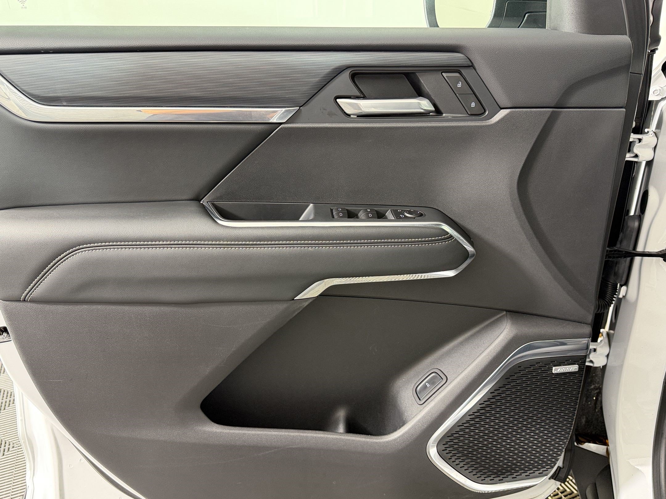 Used 2025 GMC Acadia Elevation w/ Elevation Premium Package FWD image 12