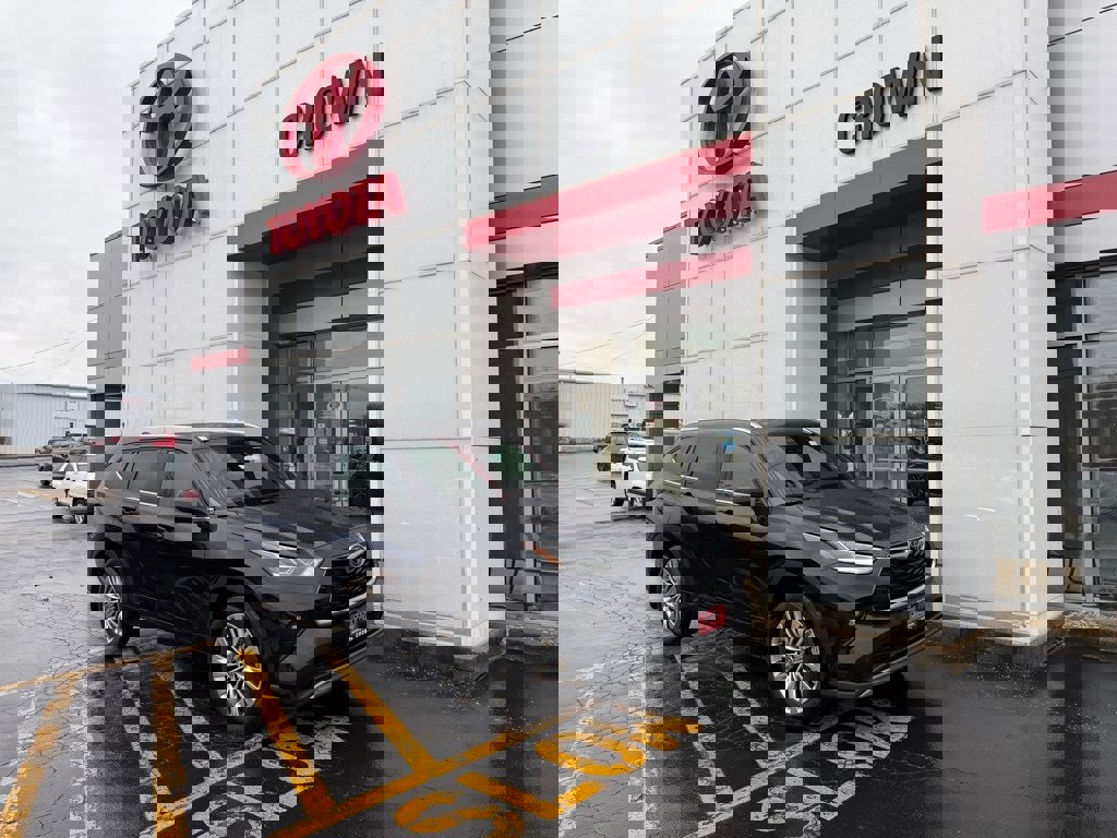 New 2026 Toyota Highlander Platinum image 1