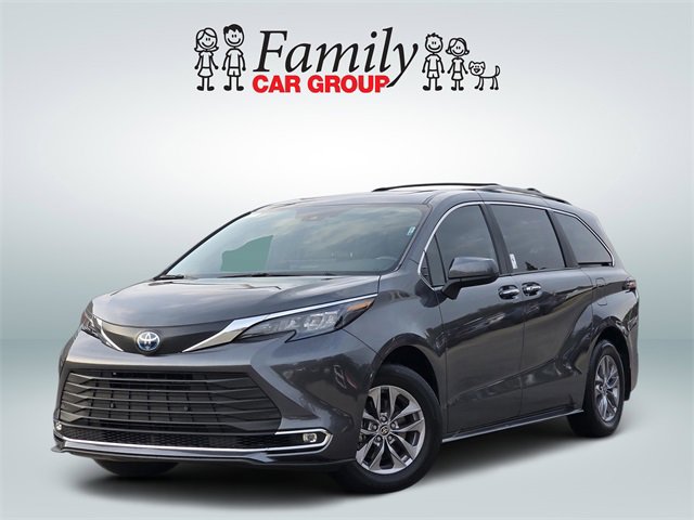 Used 2025 Toyota Sienna XLE image 1