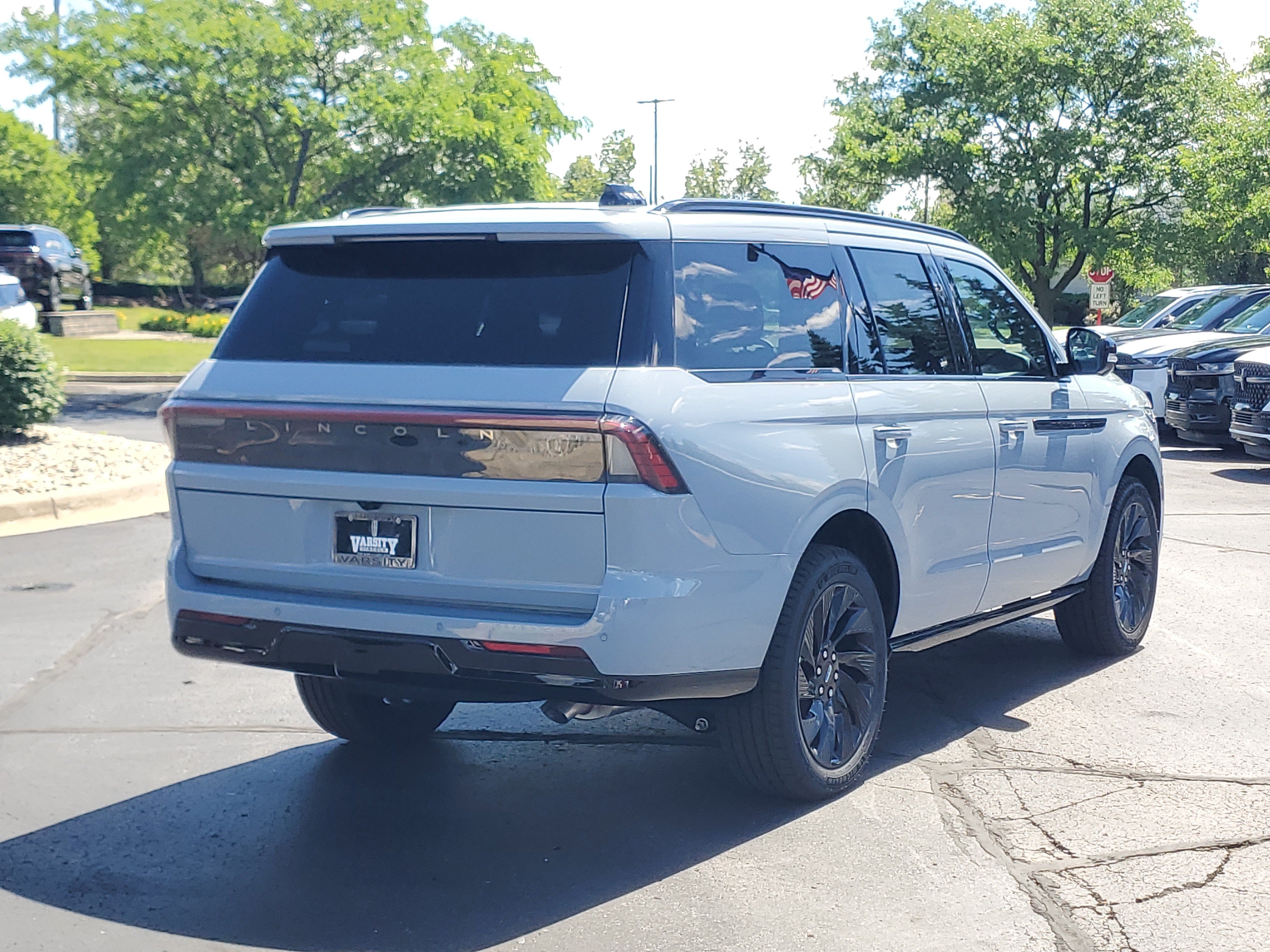 New 2026 Lincoln Navigator Reserve w/ Jet Appearance Package AWD/4WD image 4