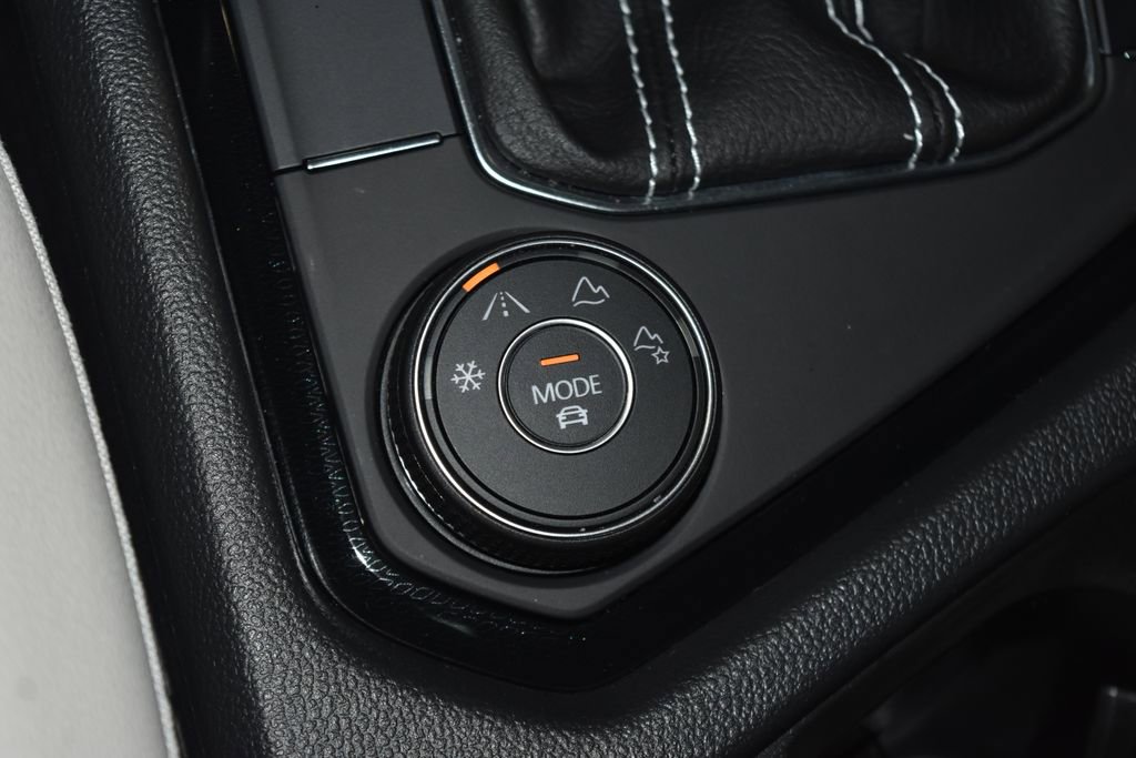 Certified 2025 Volkswagen Taos SE w/ Panoramic Sunroof Package image 14