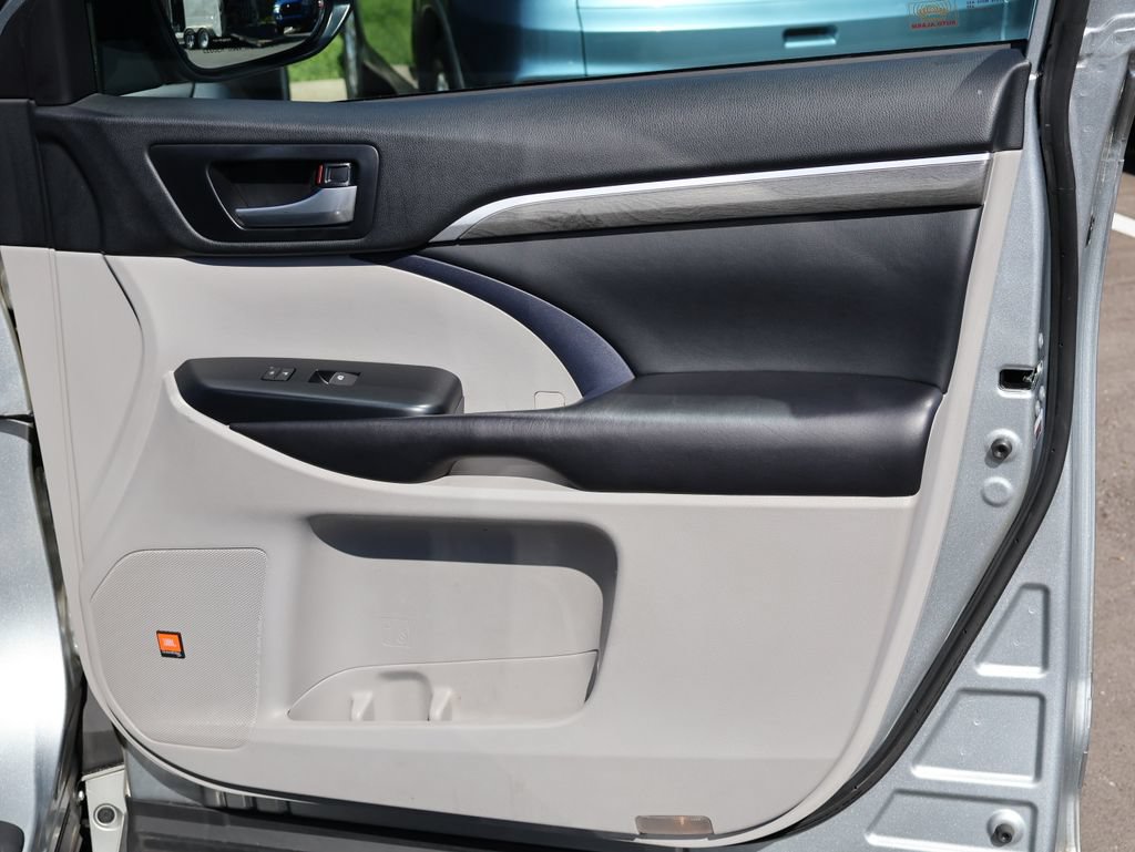 Used 2018 Toyota Highlander Limited Platinum AWD/4WD image 11