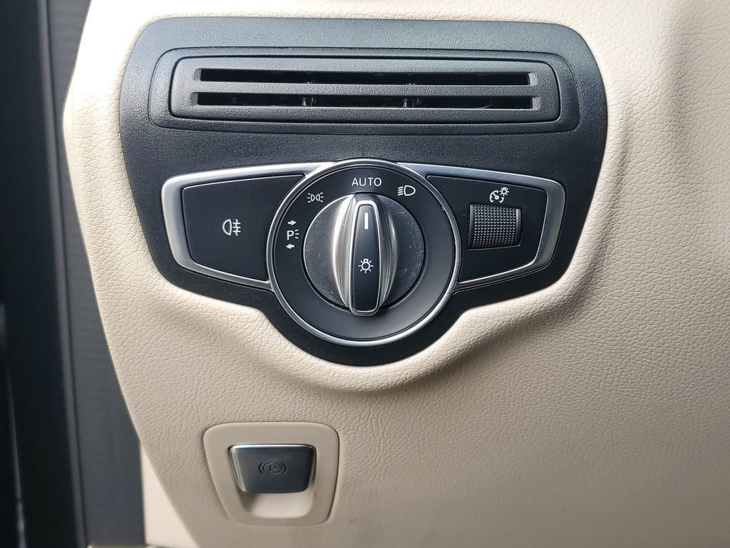 Used 2022 Mercedes-Benz GLC 300 w/ Premium Package Lite image 23