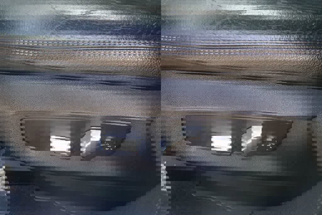 Used 2018 BMW 740i image 16