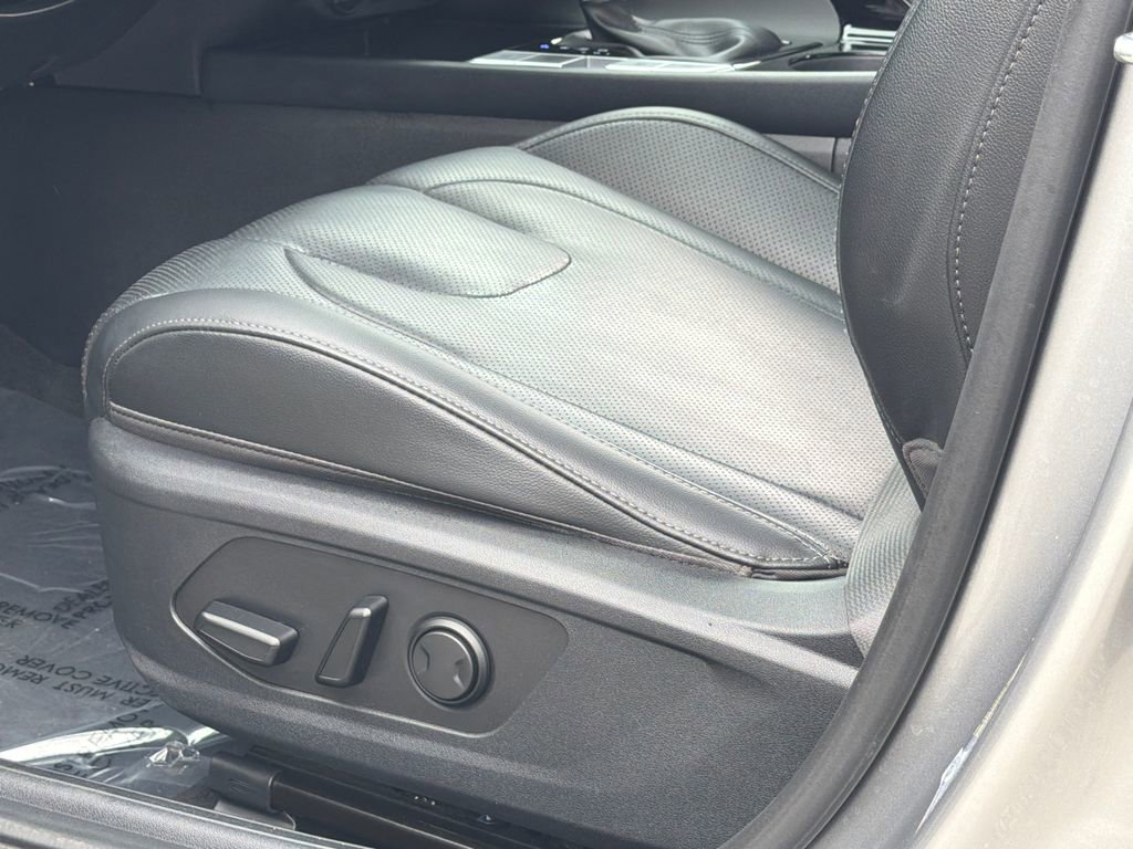 Used 2023 Hyundai Elantra Limited FWD image 28