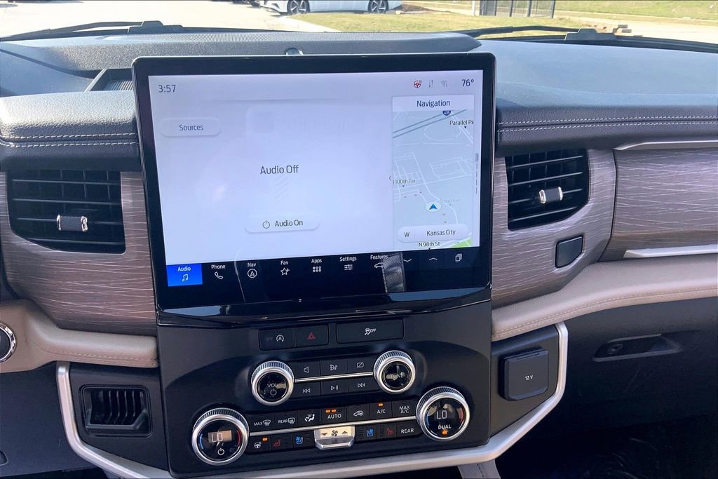 Used 2024 Ford Expedition Limited image 11