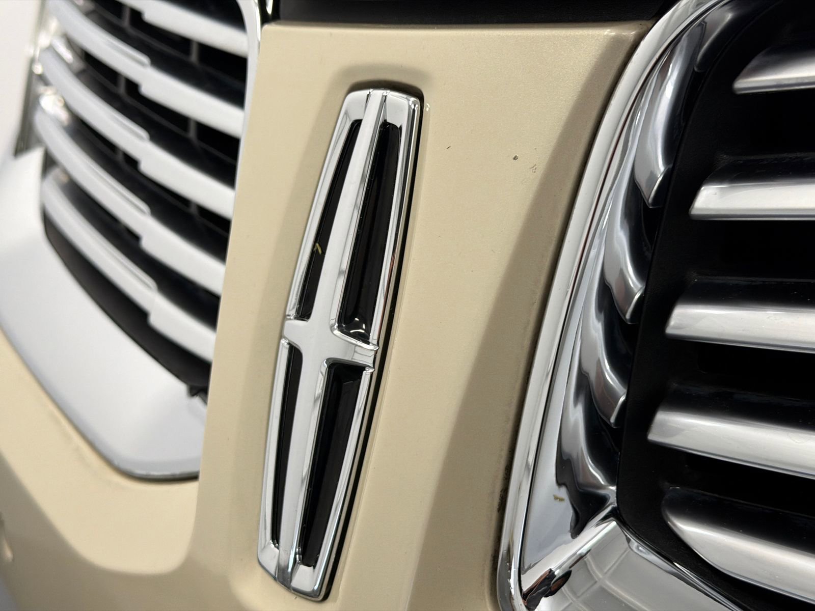 Used 2016 Lincoln MKX Reserve w/ Technology Package image 13