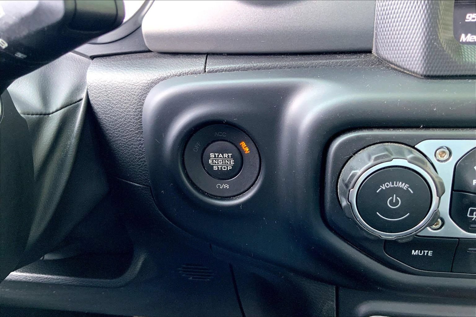 Certified 2023 Jeep Gladiator Sport AWD/4WD image 29