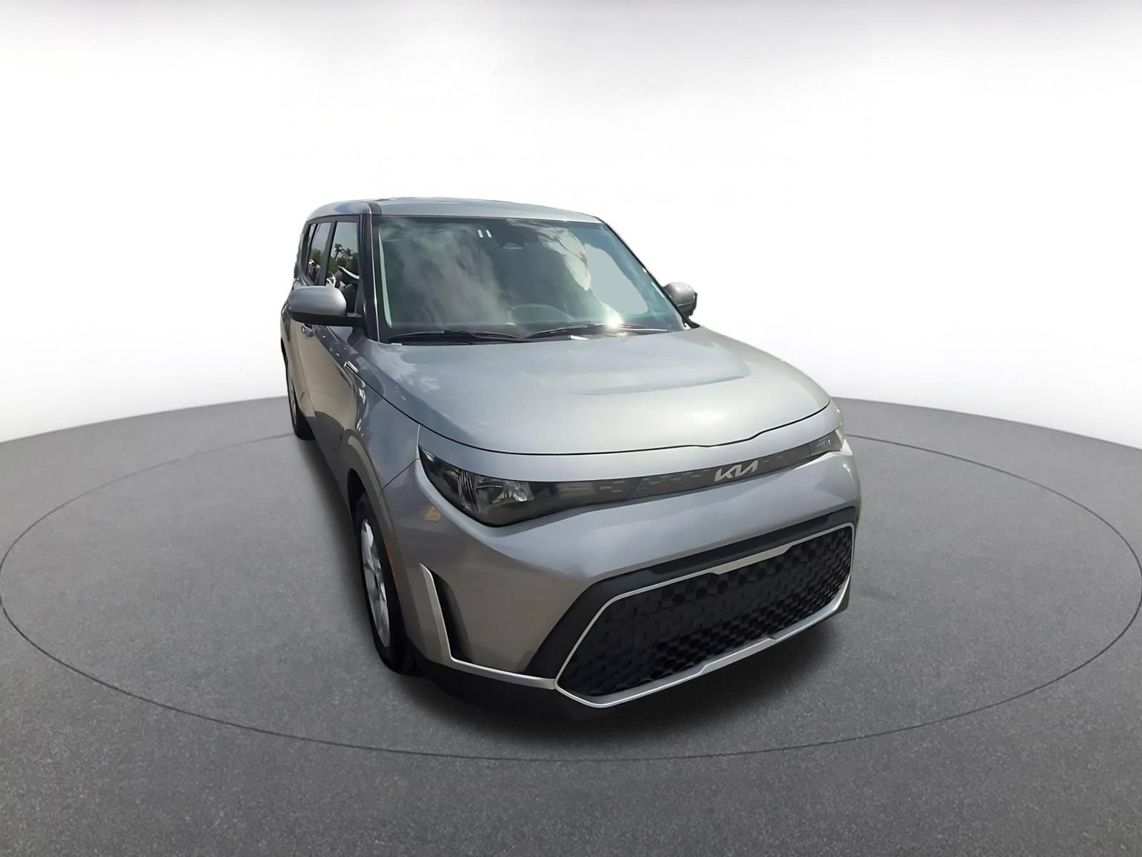 Used 2025 Kia Soul LX w/ LX Technology Package FWD image 2