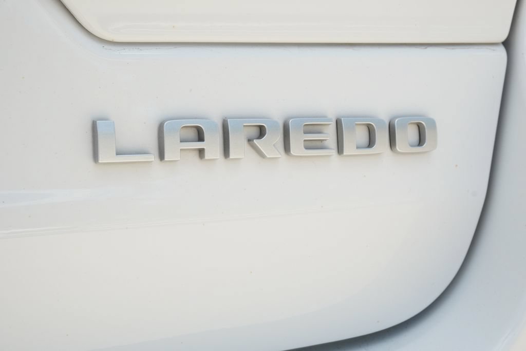 Used 2025 Jeep Grand Cherokee Laredo AWD/4WD image 9