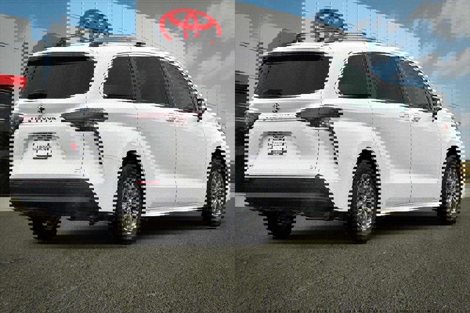 Used 2025 Toyota Sienna LE w/ LE Plus Package image 3