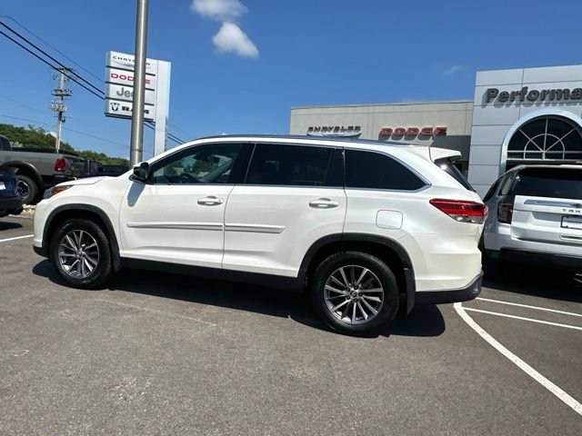 Used 2019 Toyota Highlander XLE AWD/4WD image 24