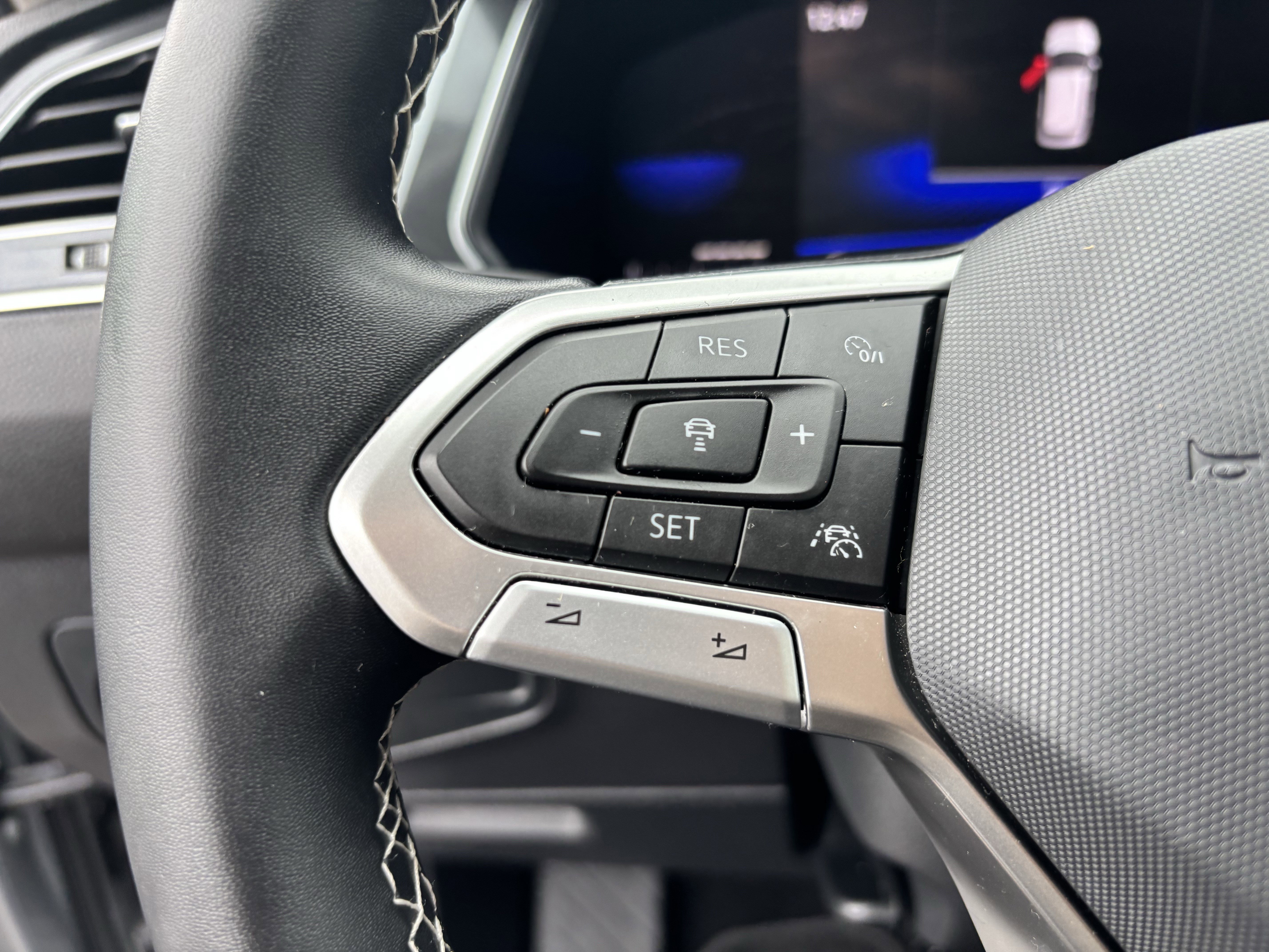 Certified 2023 Volkswagen Tiguan SE w/ Panoramic Sunroof Package image 25