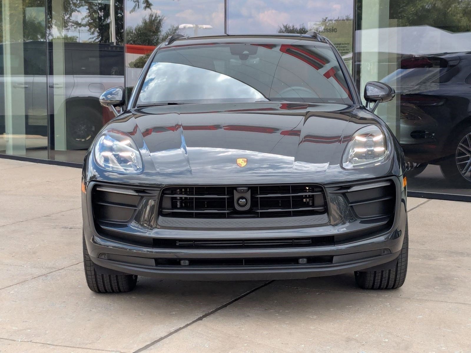 Certified 2026 Porsche Macan AWD/4WD image 6