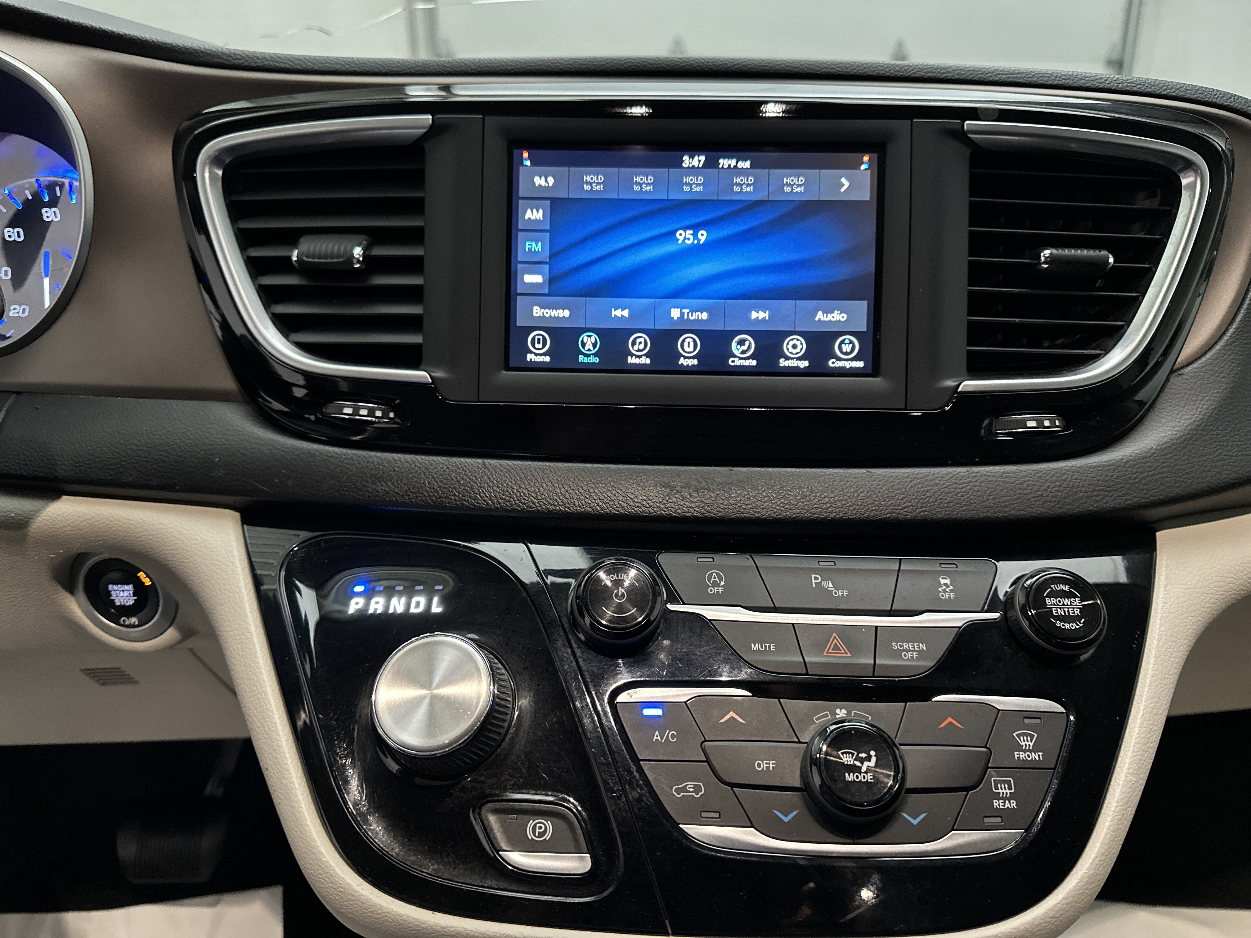 Used 2021 Chrysler Voyager LX FWD image 30