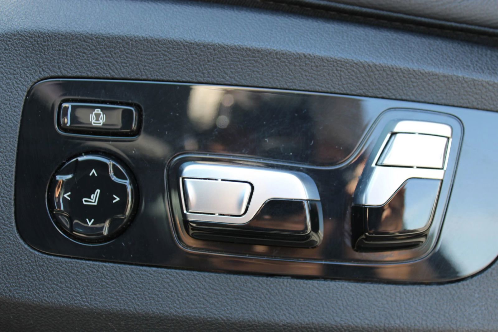 Used 2022 BMW X7 xDrive40i w/ Premium Package image 9