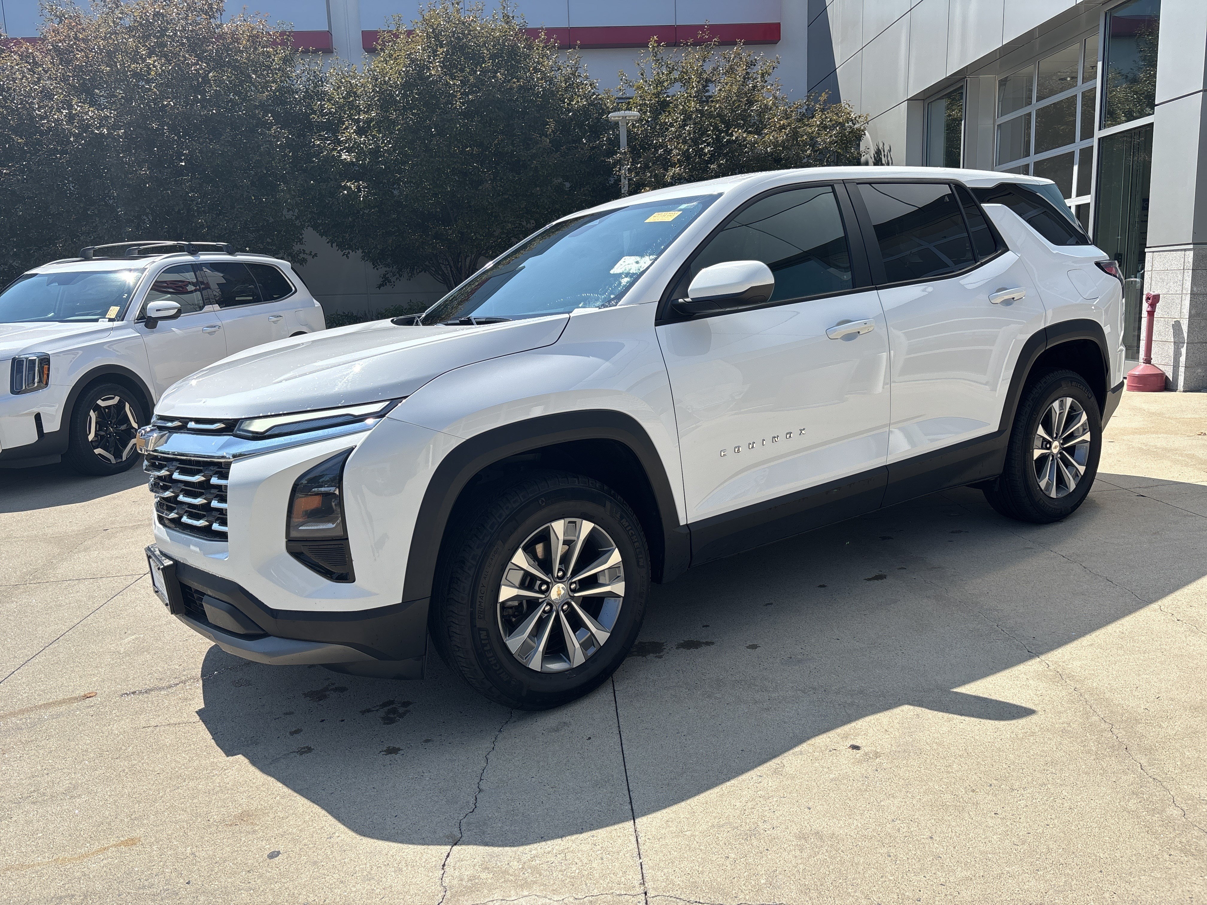 Used 2025 Chevrolet Equinox LT AWD/4WD image 3