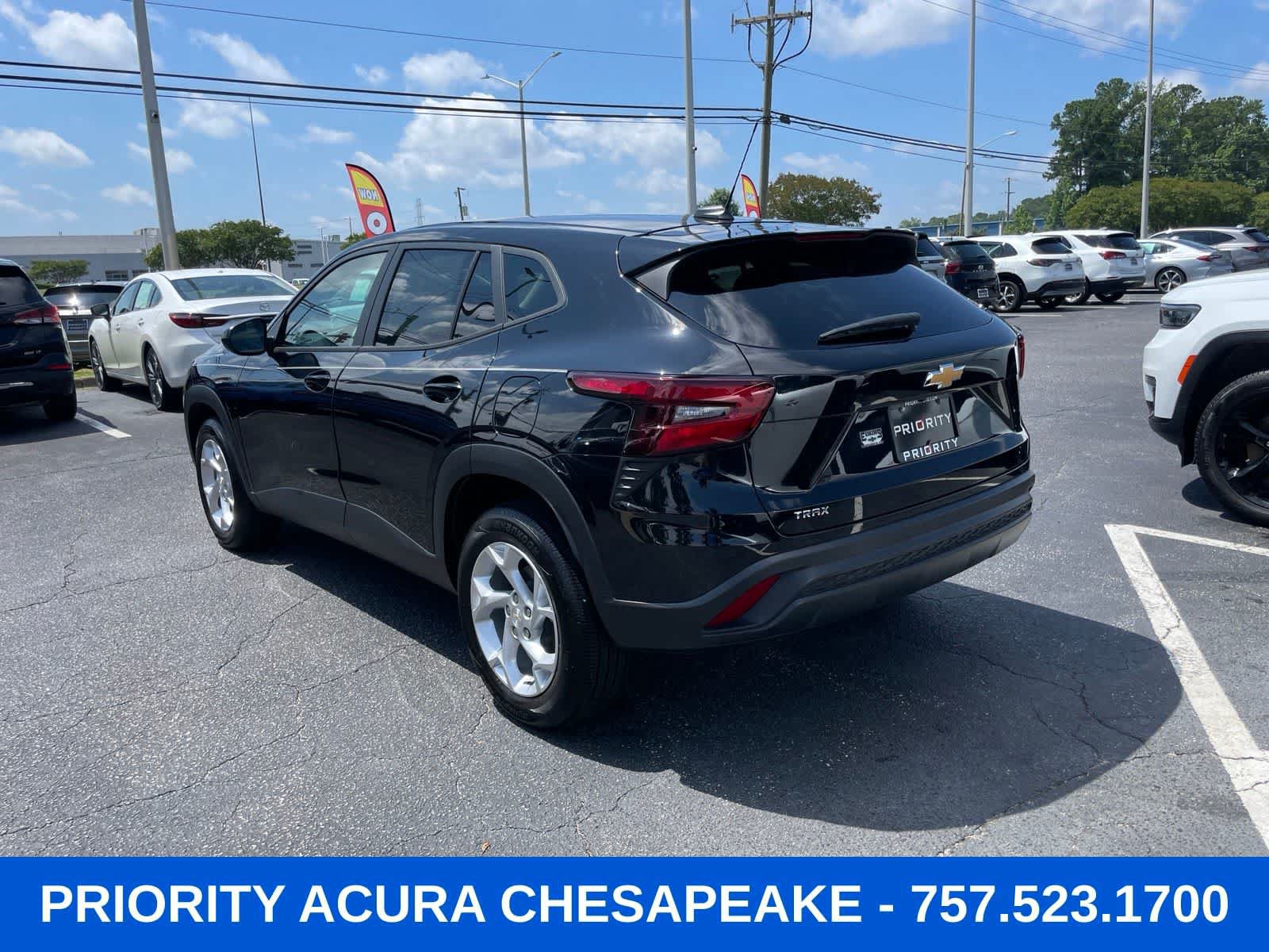 Used 2025 Chevrolet Trax LS w/ LS Convenience Package FWD image 3