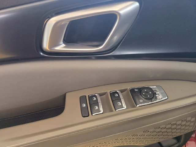 Used 2025 Kia Carnival FWD image 17