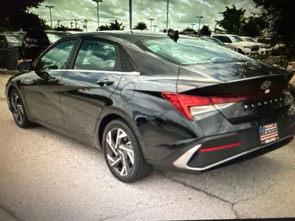 Used 2025 Hyundai Elantra SEL FWD image 3