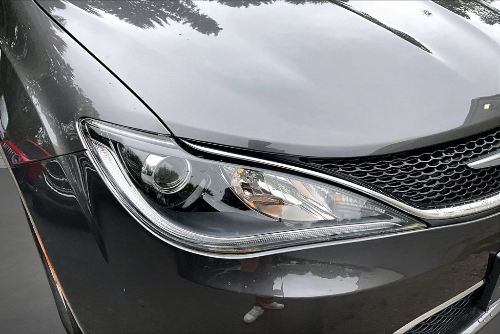 Used 2020 Chrysler Pacifica Touring-L FWD image 29