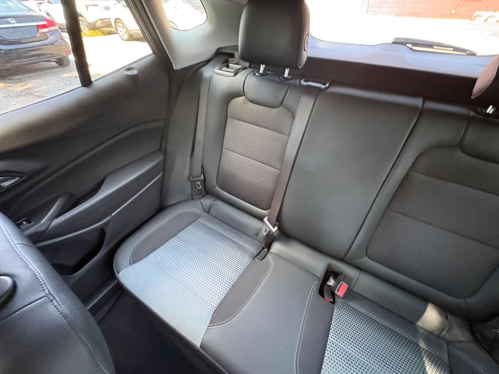 Used 2025 Chevrolet Trax LT w/ LT Convenience Package FWD image 37