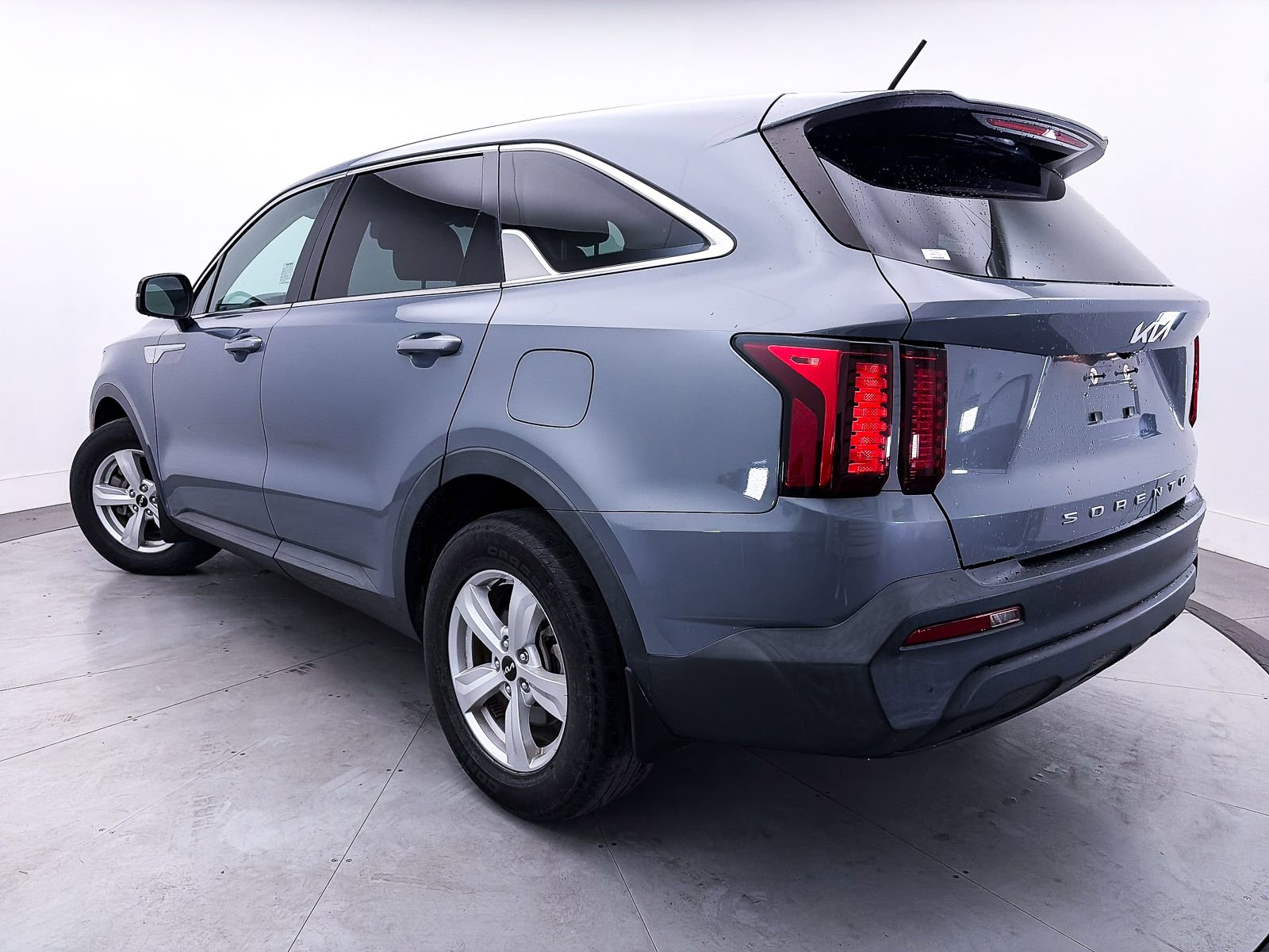 Used 2022 Kia Sorento LX image 2