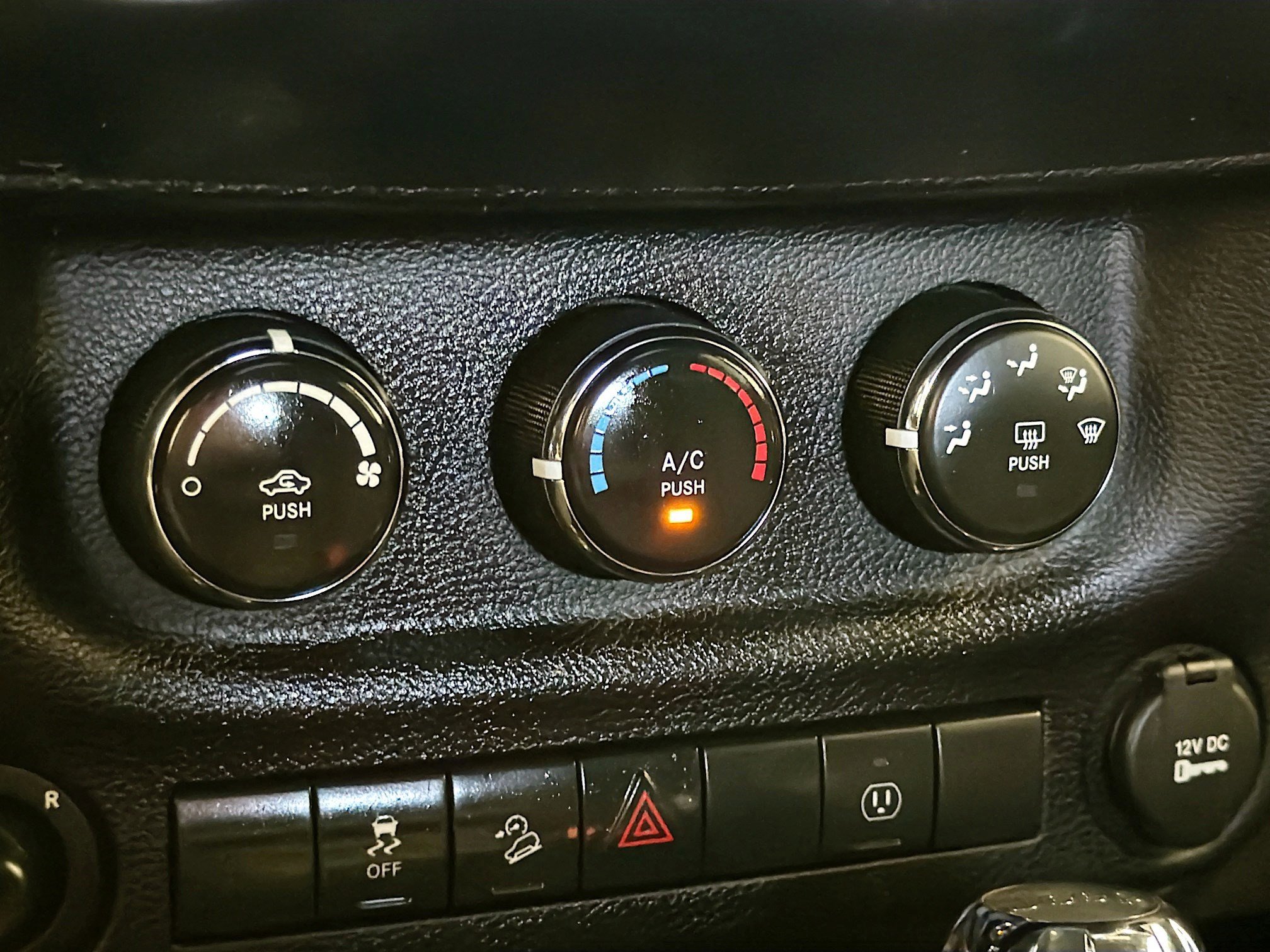 Used 2016 Jeep Wrangler Unlimited Rubicon w/ Max Tow Package image 9