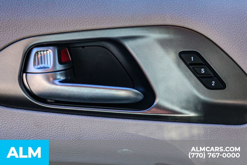 Used 2024 Chrysler Pacifica Touring-L image 51