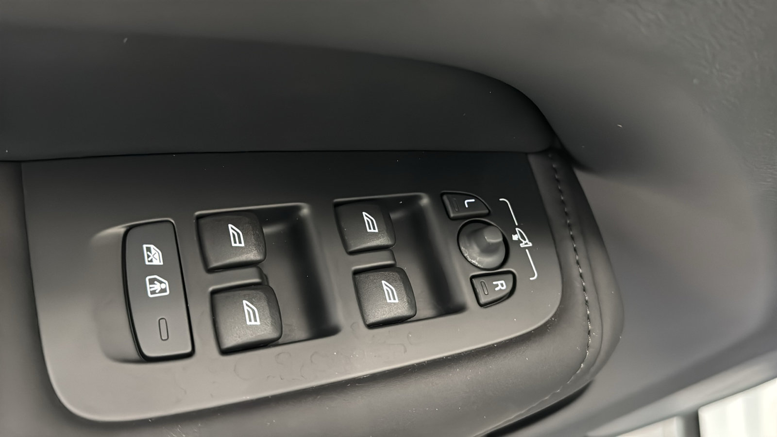 New 2027 Volvo XC60 B5 Plus AWD/4WD image 22
