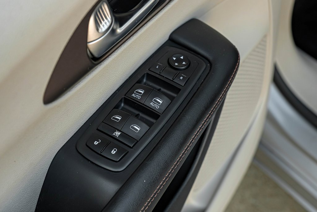 Used 2019 Chrysler Pacifica Touring-L image 54