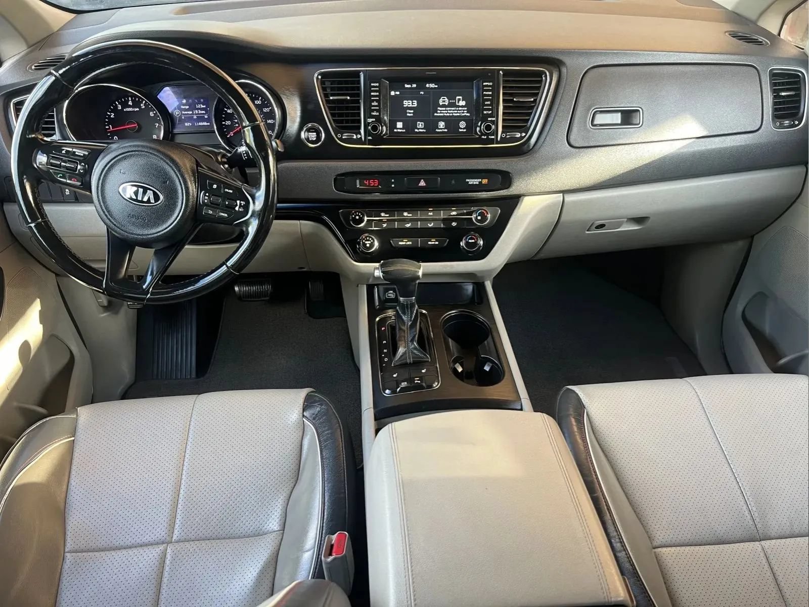 Used 2018 Kia Sedona LX w/ LX Essentials Premium Package FWD image 11