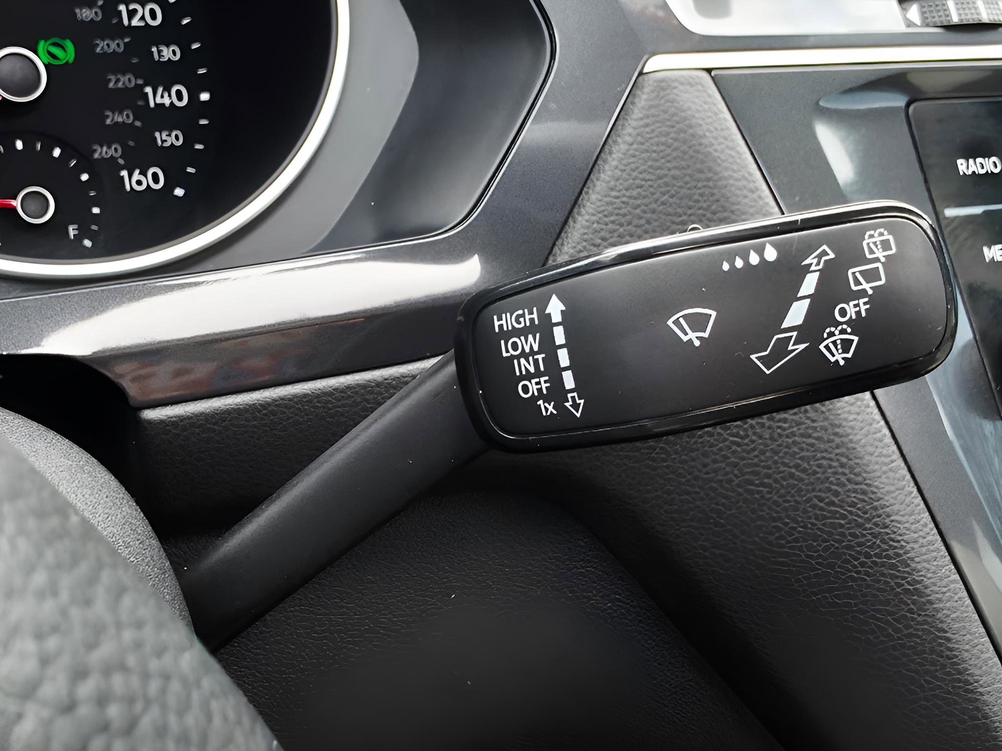 Used 2020 Volkswagen Tiguan SE R-Line AWD/4WD image 29