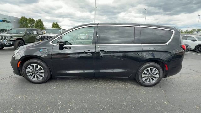 Used 2024 Chrysler Pacifica Limited FWD image 5