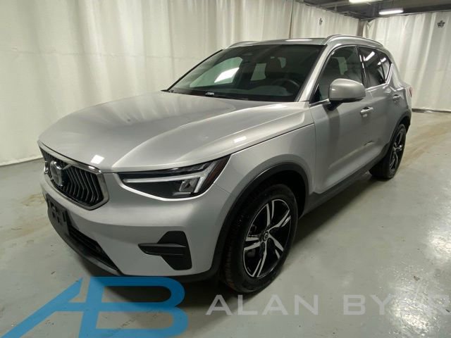 Used 2025 Volvo XC40 B5 Core AWD/4WD image 1