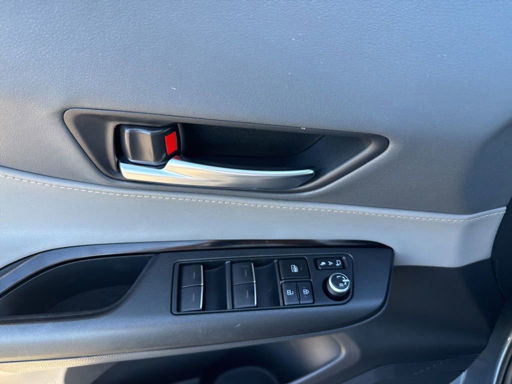 Used 2023 Toyota Venza LE image 18