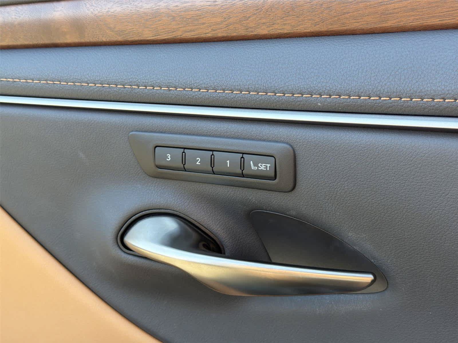 Used 2025 Lexus ES 300h w/ Premium Package FWD image 41