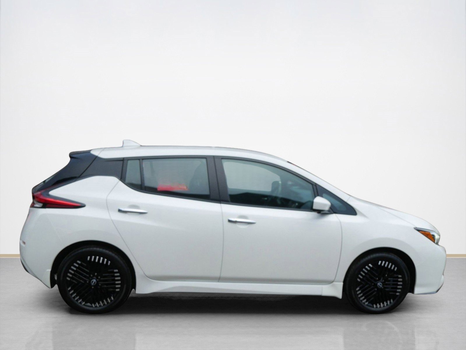 Used 2025 Nissan Leaf SV Plus image 2