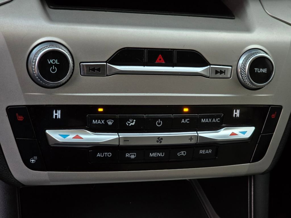 Used 2021 Ford Explorer XLT w/ Equipment Group 202A image 22