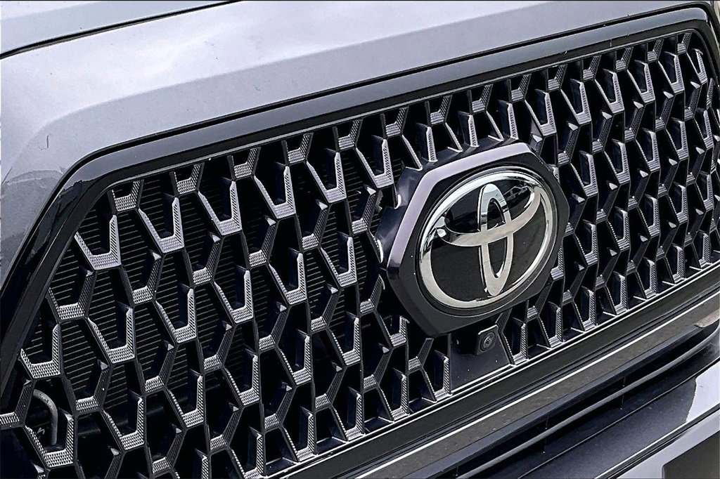 Used 2022 Toyota Tacoma Limited image 34