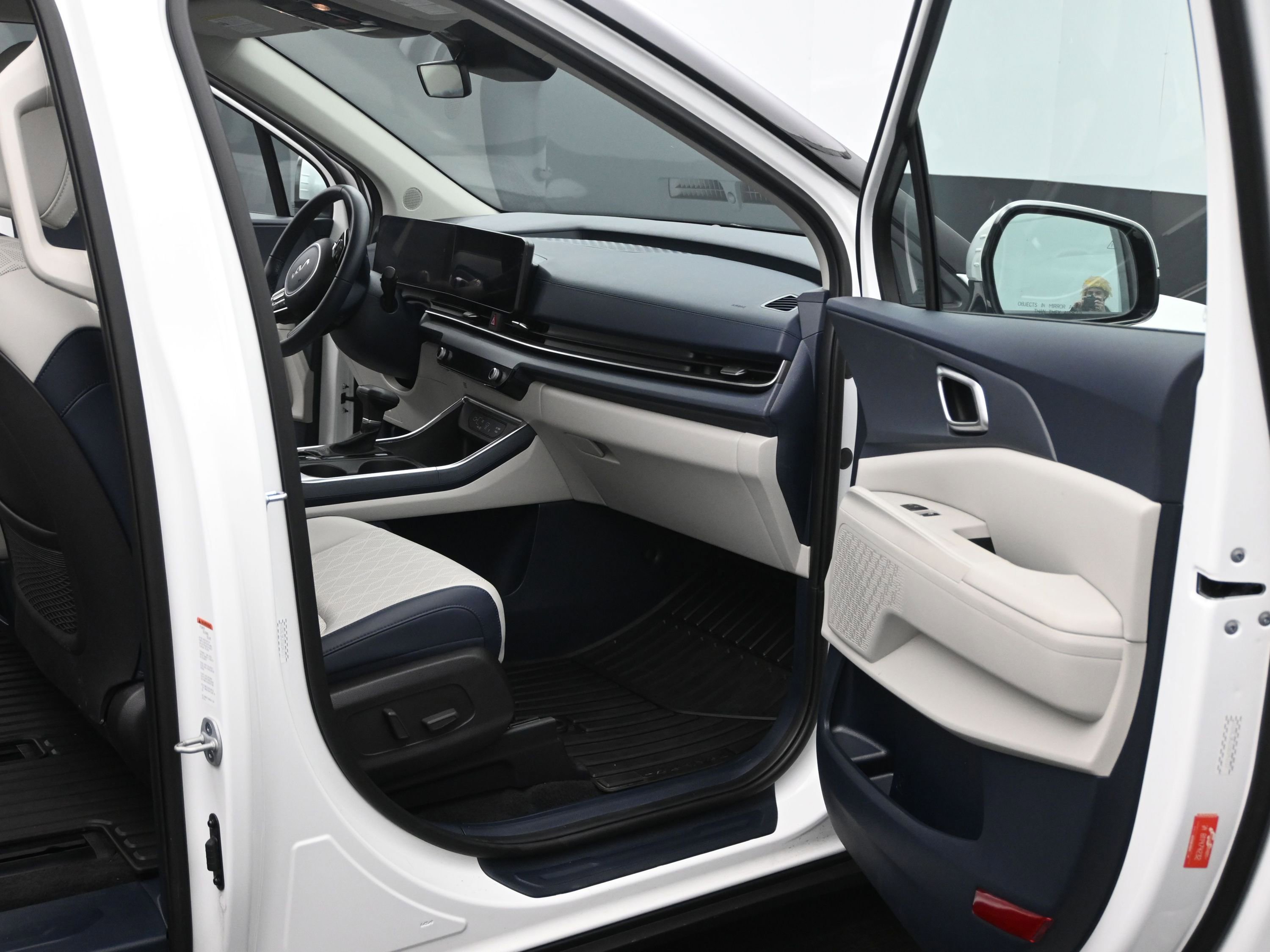 Used 2025 Kia Carnival EX image 15