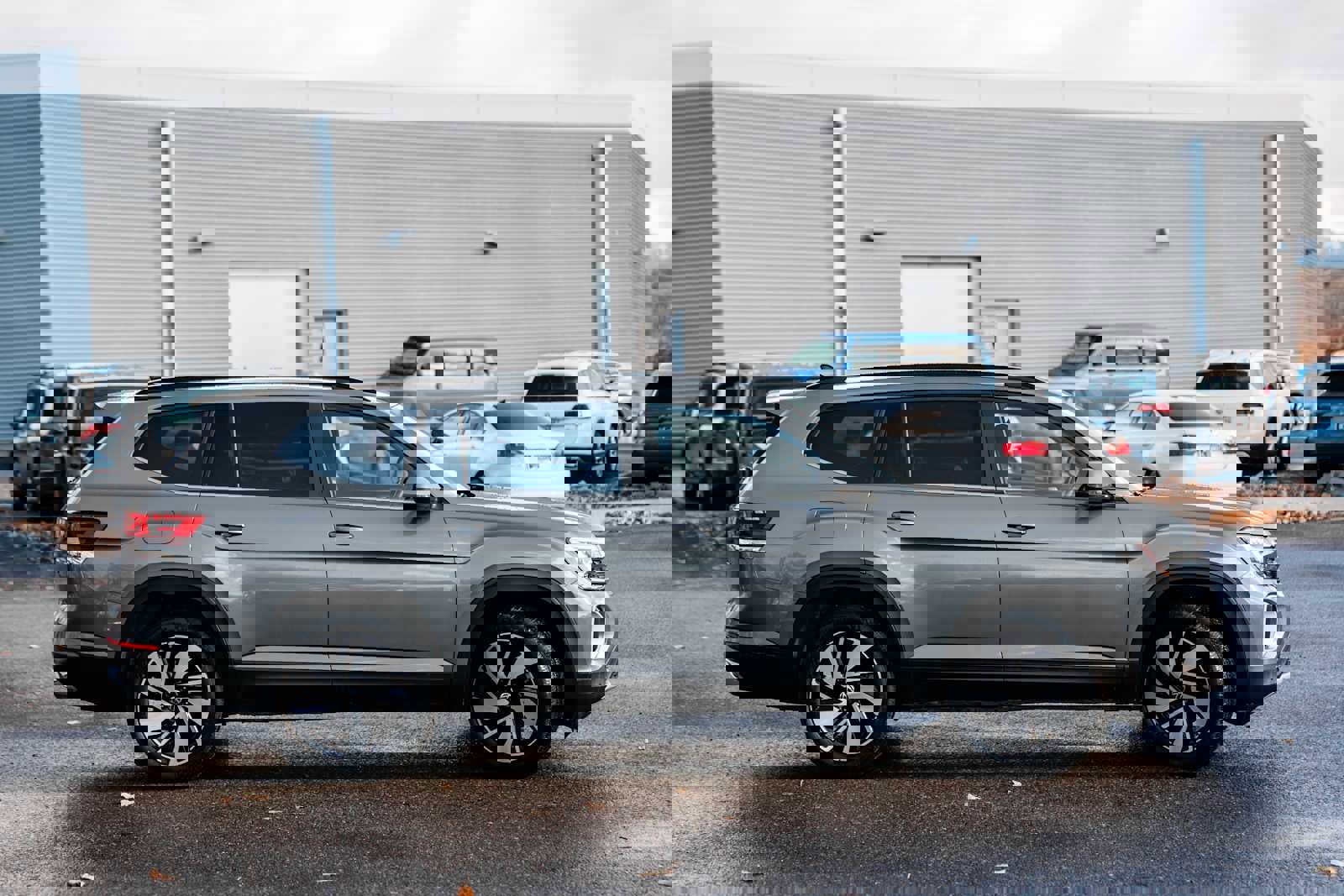 Used 2025 Volkswagen Atlas SE image 14