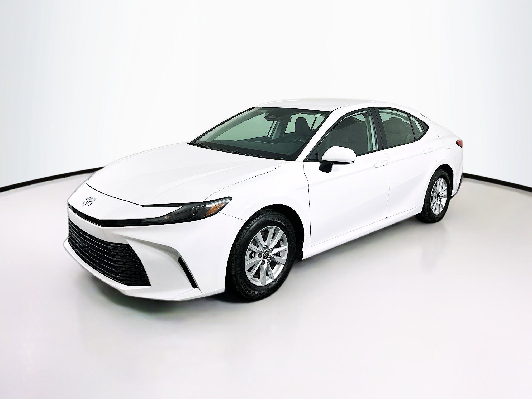 Used 2025 Toyota Camry LE image 3