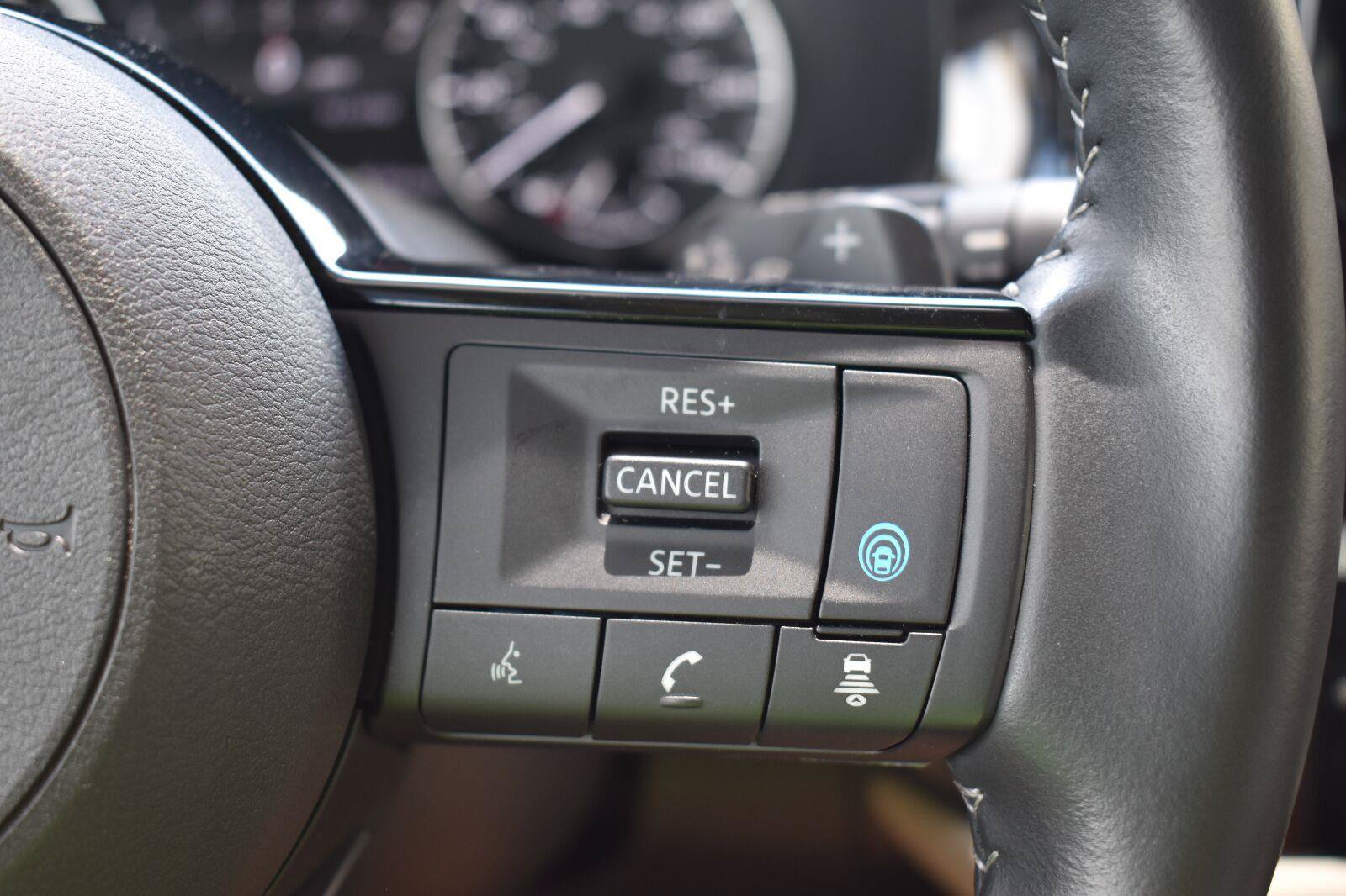 Used 2025 Nissan Pathfinder SL FWD image 33