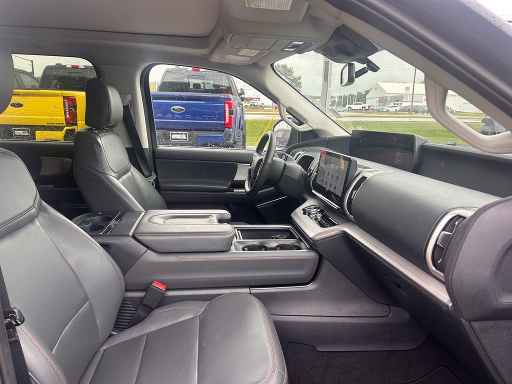 Used 2025 Ford Expedition Active AWD/4WD image 25