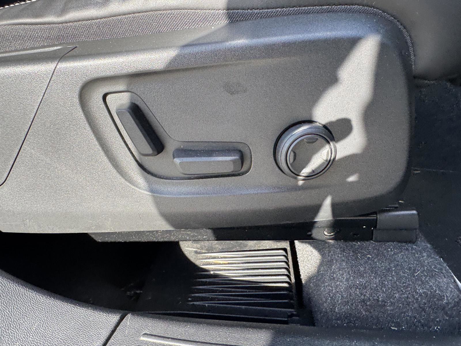 Used 2021 Volvo XC40 T5 R-Design w/ Advanced Package image 33