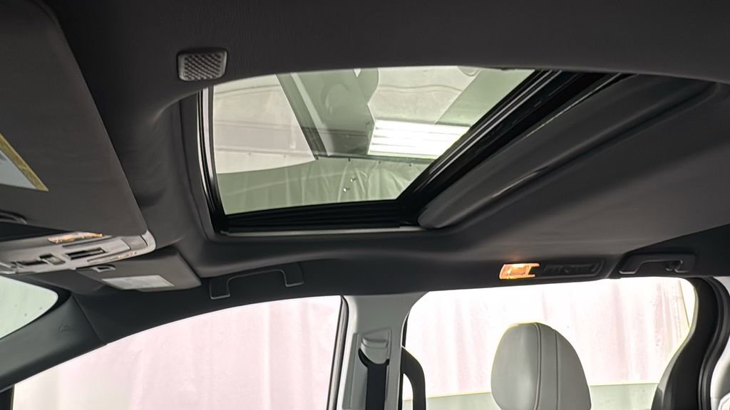 Used 2023 Toyota Sienna XSE image 40